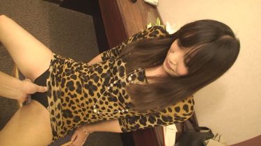 謝礼に釣られてやってきたギャル系美人妻は、バイブをアソコに入れたまま男のモノにしゃぶりつく！